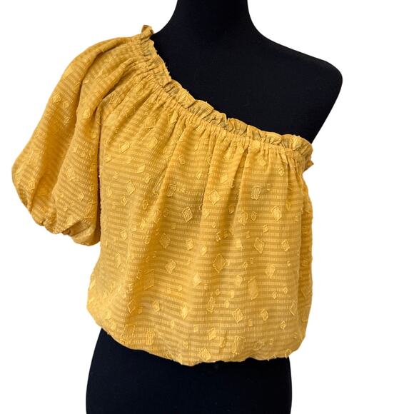 New ASTR The LABEL REVOLVE Mustard Jacquard One-Shoulder Bubble Hem Blouse Sz S - Picture 3 of 10